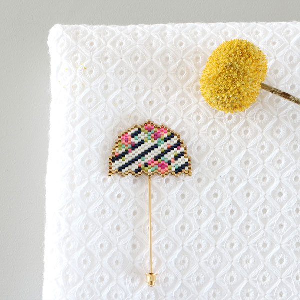 Tissage brick stitch motif parapluie en perles de verre Miyuki Delicas Tissage brick stitch motif parapluie en perles de verre Miyuki Delicas