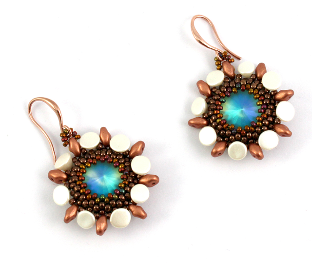 Schéma Créer une paire de boucles d'oreilles avec un cristal PureCrystal serti de perles Superduo Schéma Créer une paire de boucles d'oreilles avec un cristal PureCrystal serti de perles Superduo
