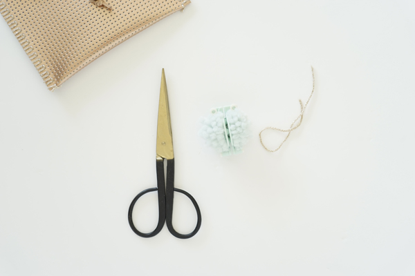 Comment coudre une pochette en tissu vinyle perforé