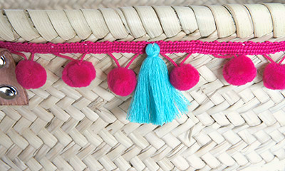 sac en paille customise sequins miroirs pompons etape 10