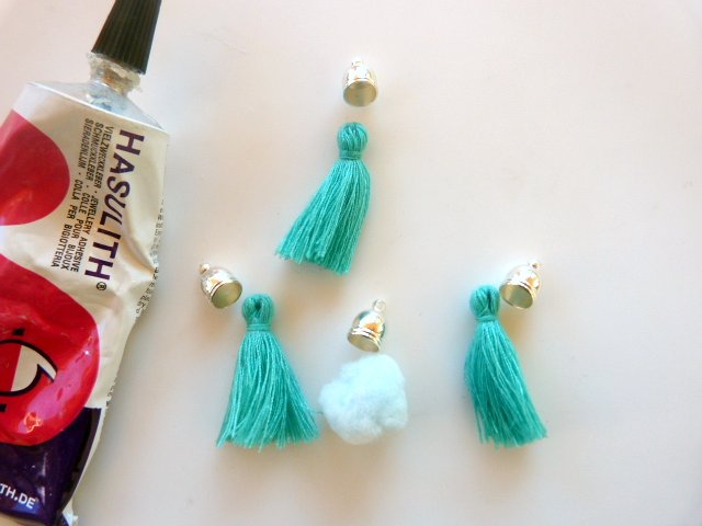Boucles d'oreilles pompons et perles Heishi et Amazonite : Etape 1