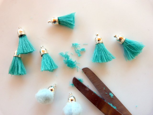 Boucles d'oreilles pompons et perles Heishi et Amazonite : Etape 2