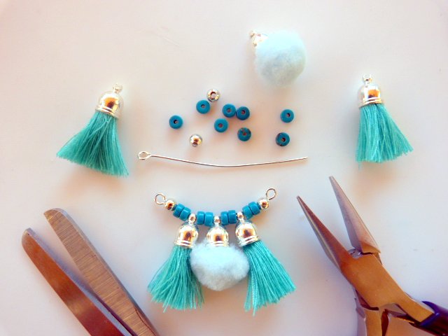 Boucles d'oreilles pompons et perles Heishi et Amazonite : Etape 3