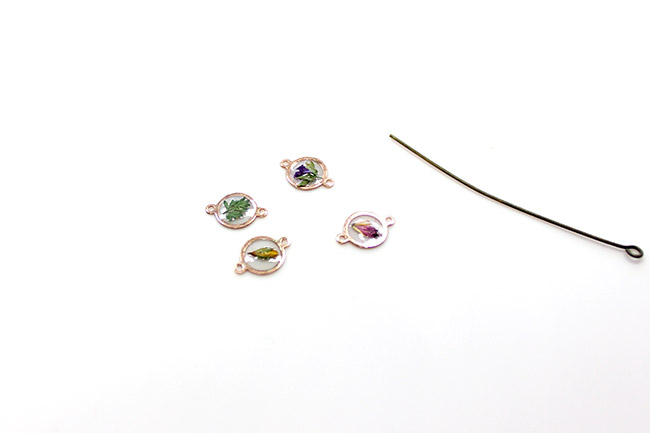 Bague résine UV LED et inclusion de fleurs séchées : Etape 1 Bague résine UV LED et inclusion de fleurs séchées : Etape 1