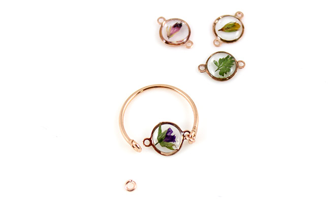 Bague résine UV LED et inclusion de fleurs séchées : Etape 4 Bague résine UV LED et inclusion de fleurs séchées : Etape 4