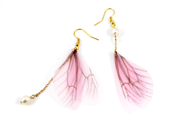 Boucles d'oreilles asymétriques avec ailes de papillon en tissu : Etape 2 Boucles d'oreilles asymétriques avec ailes de papillon en tissu : Etape 2