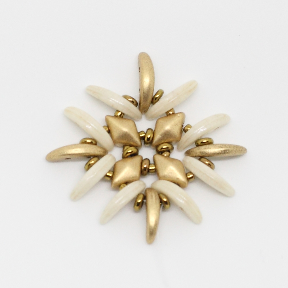 Tutoriel DIY étape 2 boucles d'oreilles printemps avec perles en verre Ava beads, crescent beads, toho beads et cristaux PureCrystal