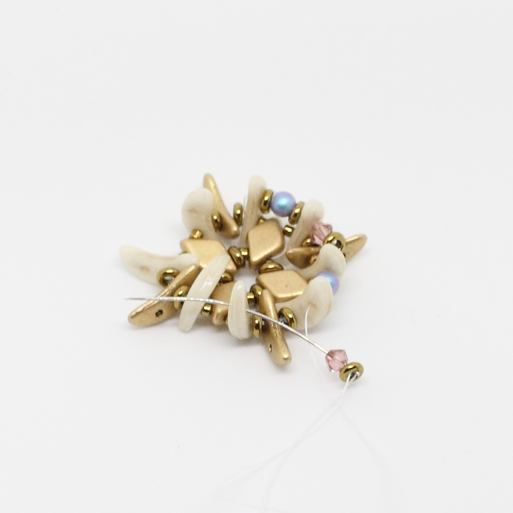 Tutoriel DIY étape 3 boucles d'oreilles printemps avec perles en verre Ava beads, crescent beads, toho beads et cristaux PureCrystal