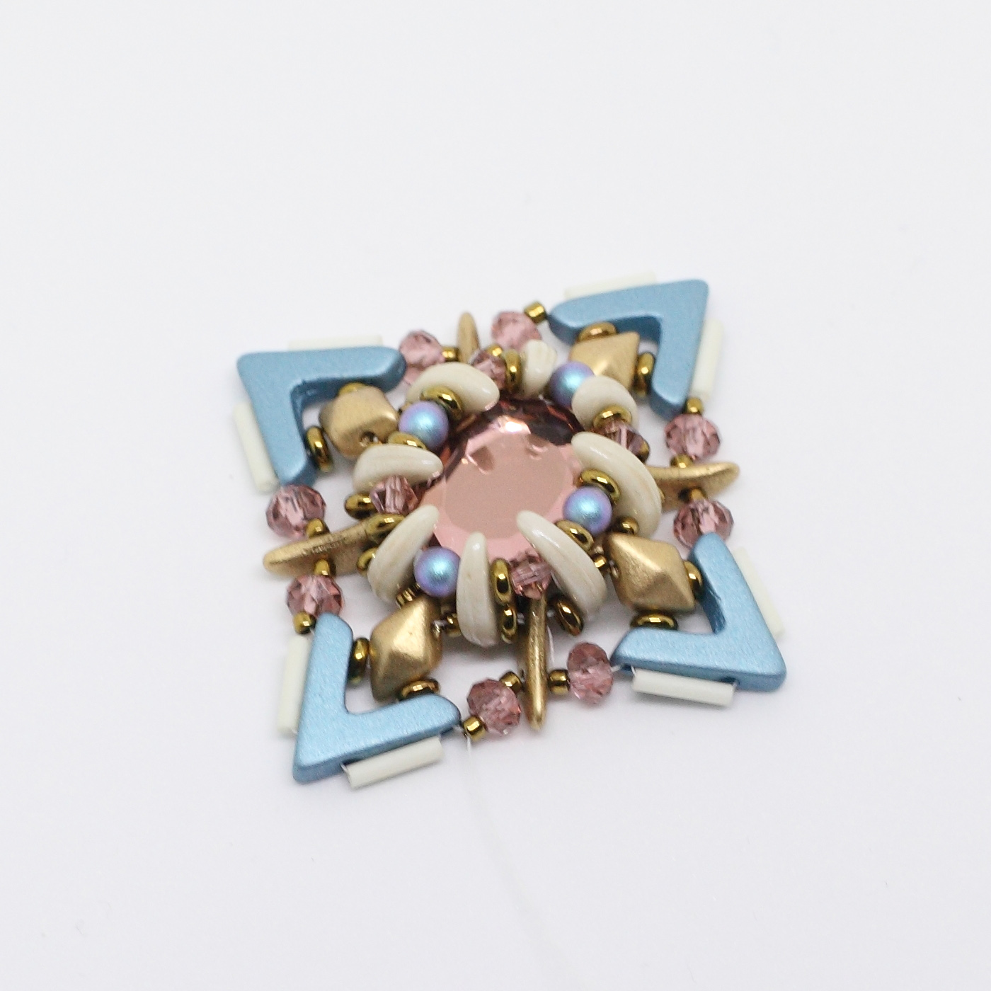 Tutoriel DIY étape 8 boucles d'oreilles printemps avec perles en verre Ava beads, crescent beads, toho beads et cristaux PureCrystal