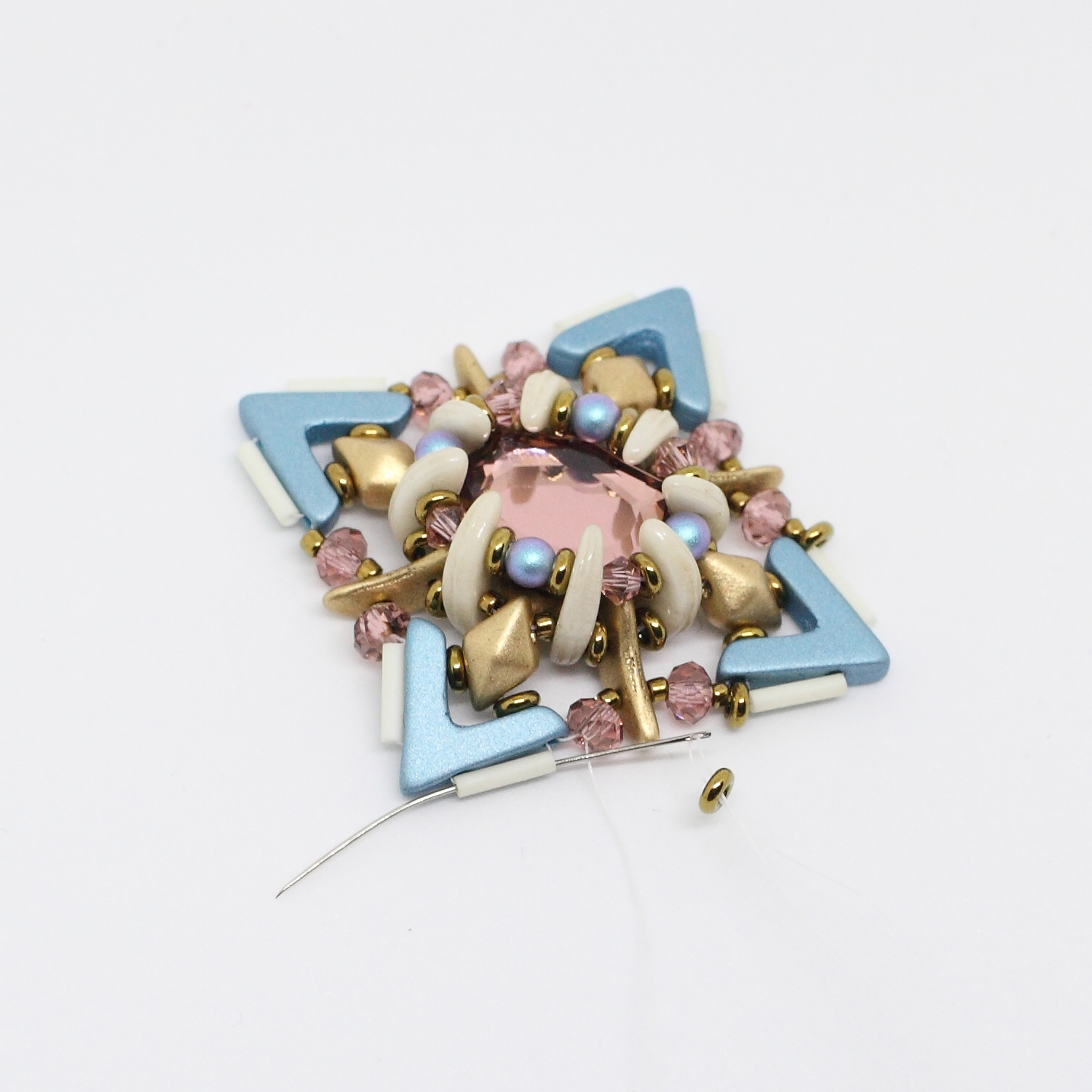 Tutoriel DIY étape 9 boucles d'oreilles printemps avec perles en verre Ava beads, crescent beads, toho beads et cristaux PureCrystal