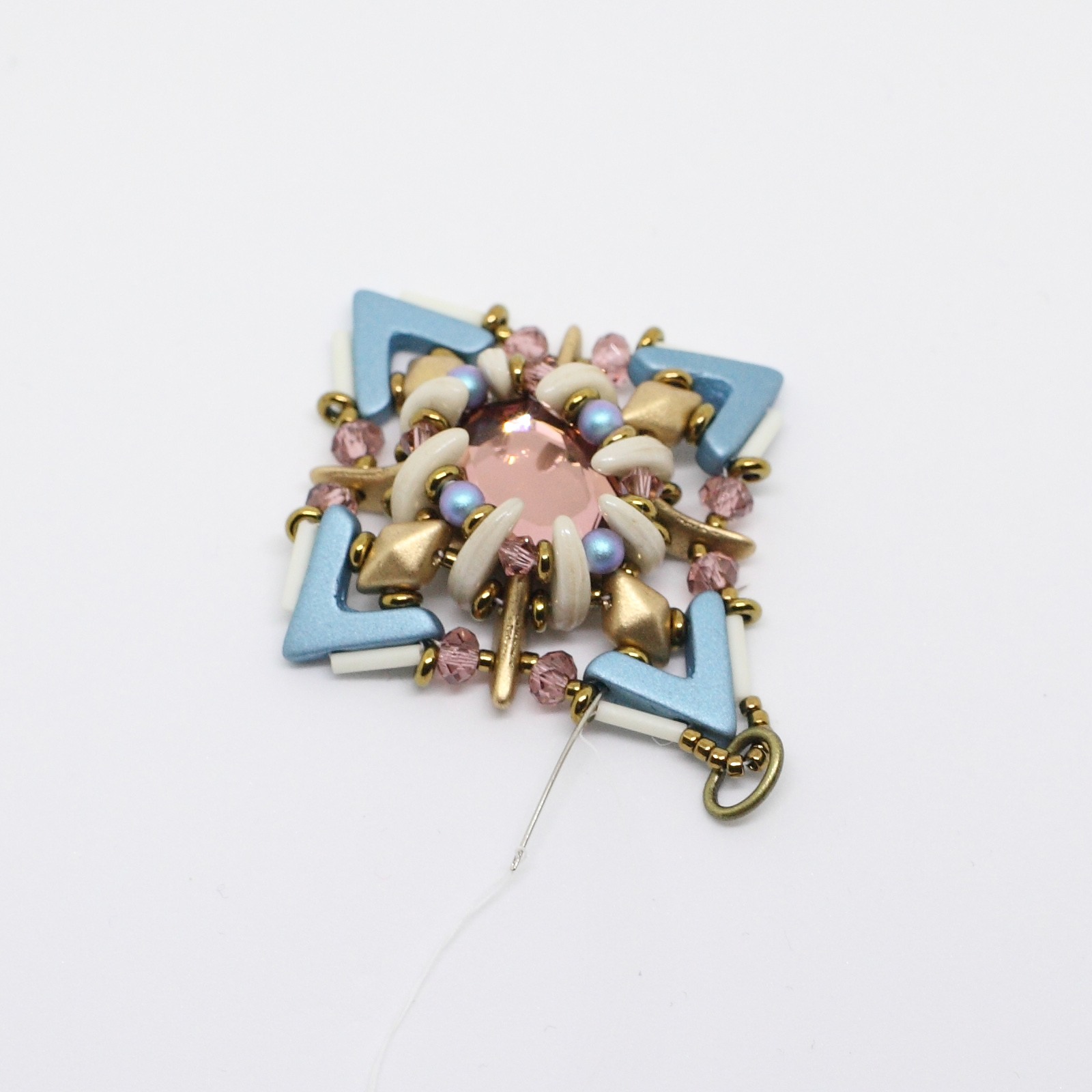 Tutoriel DIY étape 10 boucles d'oreilles printemps avec perles en verre Ava beads, crescent beads, toho beads et cristaux PureCrystal