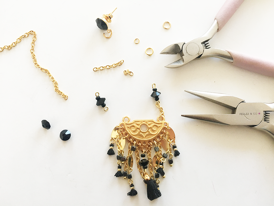 Boucles d'oreilles PureCrystal chandeliers doré, mini perles hématites et pompons noir : Etape 13 Boucles d'oreilles PureCrystal chandeliers doré, mini perles hématites et pompons noir : Etape 13