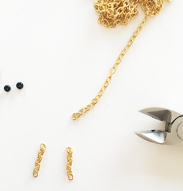 Boucles d'oreilles PureCrystal chandeliers doré, mini perles hématites et pompons noir : Etape 6 Boucles d'oreilles PureCrystal chandeliers doré, mini perles hématites et pompons noir : Etape 6