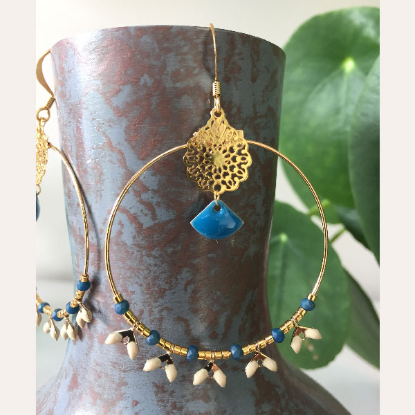 Boucles d'oreilles DIY avec chaîne épi, pendentif ajouré, sequin éventail et miyuki duracoat Boucles d'oreilles DIY avec chaîne épi, pendentif ajouré, sequin éventail et miyuki duracoat