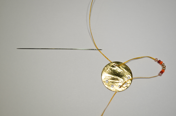 DIY Boucles d'oreilles ethniques pompons, nacre et perles Miyuki : Etape 1