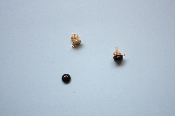 DIY boucles d'oreilles pompons : Etape 2 DIY boucles d'oreilles pompons : Etape 2