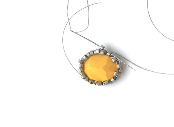 Boucle d'oreilles DIY avec des cristaux PureCrystal et perles de verres Miyuki Delicas : Etape 4