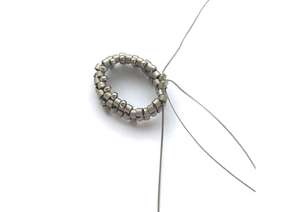 Boucle d'oreilles DIY avec des cristaux PureCrystal et perles de verres Miyuki Delicas : Etape 5