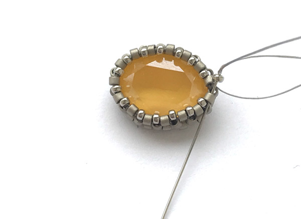 Boucle d'oreilles DIY avec des cristaux PureCrystal et perles de verres Miyuki Delicas : Etape 7