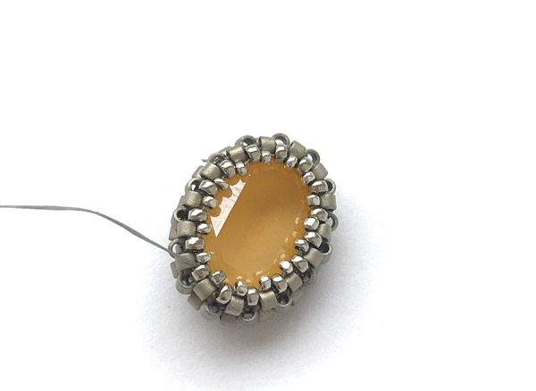 Boucle d'oreilles DIY avec des cristaux PureCrystal et perles de verres Miyuki Delicas : Etape 8