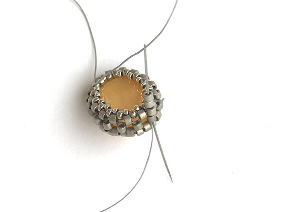 Boucle d'oreilles DIY avec des cristaux PureCrystal et perles de verres Miyuki Delicas : Etape 9