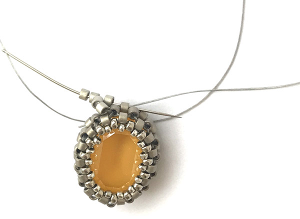 Boucle d'oreilles DIY avec des cristaux PureCrystal et perles de verres Miyuki Delicas : Etape 10