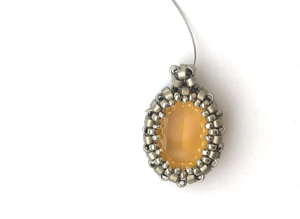 Boucle d'oreilles DIY avec des cristaux PureCrystal et perles de verres Miyuki Delicas : Etape 11