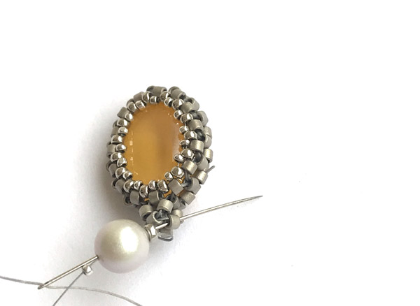 Boucle d'oreilles DIY avec des cristaux PureCrystal et perles de verres Miyuki Delicas : Etape 12