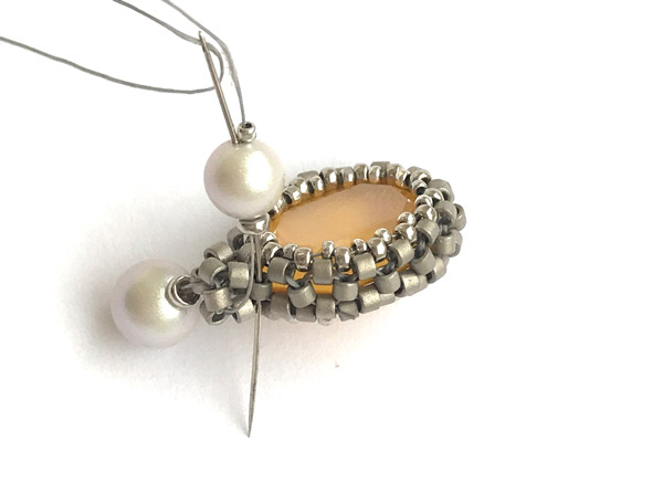 Boucle d'oreilles DIY avec des cristaux PureCrystal et perles de verres Miyuki Delicas : Etape 13