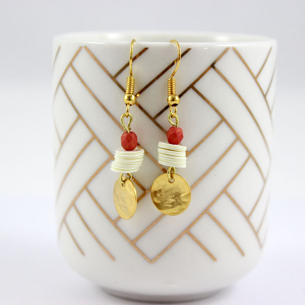 Boucles d'oreilles DIY corail en paillettes plastique imitation Heishi et perle facettée : Etape 6