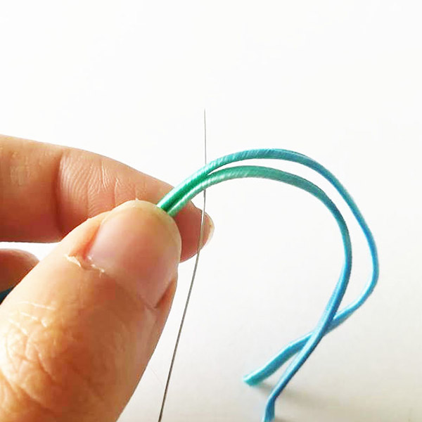 Boucles d'oreilles DIY en soutache ombrée dégradée et cristaux PureCrystal : Etape 3