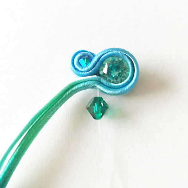 Boucles d'oreilles DIY en soutache ombrée dégradée et cristaux PureCrystal : Etape 8