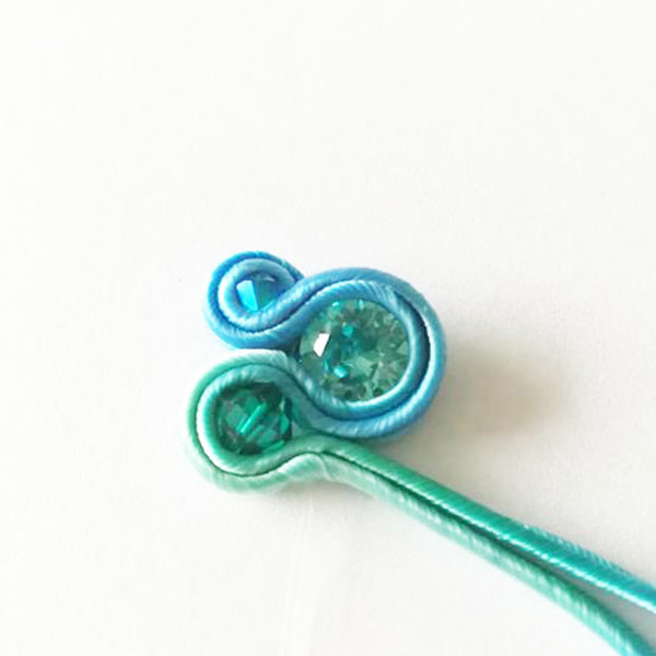 Boucles d'oreilles DIY en soutache ombrée dégradée et cristaux PureCrystal : Etape 9