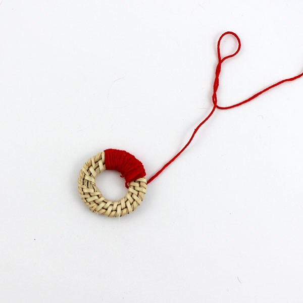 Boucles d'oreilles DIY naturelles en rotin fil doré et coton : Etape 1