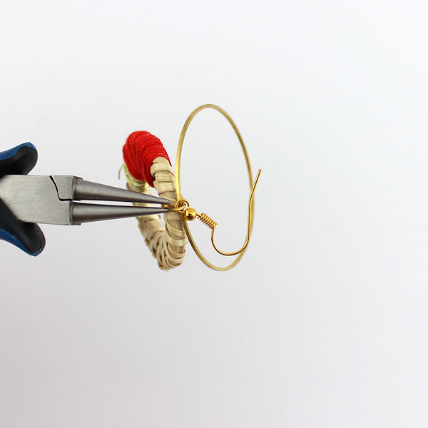 Boucles d'oreilles DIY naturelles en rotin fil doré et coton : Etape 3