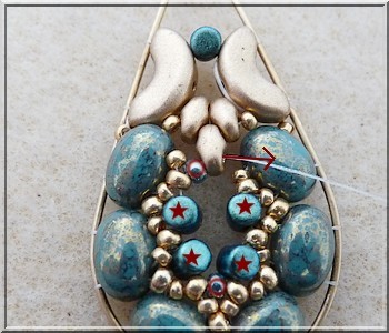 Boucles d'oreilles Slow en perles en verre Samos® par Puca® : Etape 12 Boucles d'oreilles Slow en perles en verre Samos® par Puca® : Etape 12