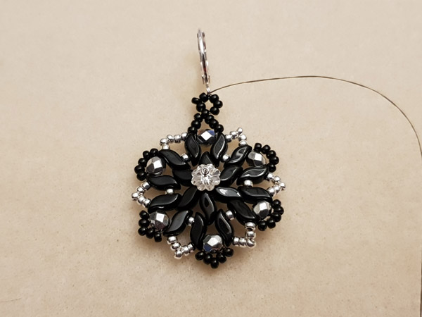 DIY facile boucles d'oreilles en perles en verre StormDuo et fleurs PureCrystal© : Etape 5