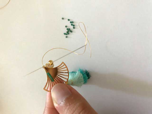 Boucles d'oreilles pendentif ajouré éventail avec perles Miyuki Delicas et pompon tassel triple : Etape 3