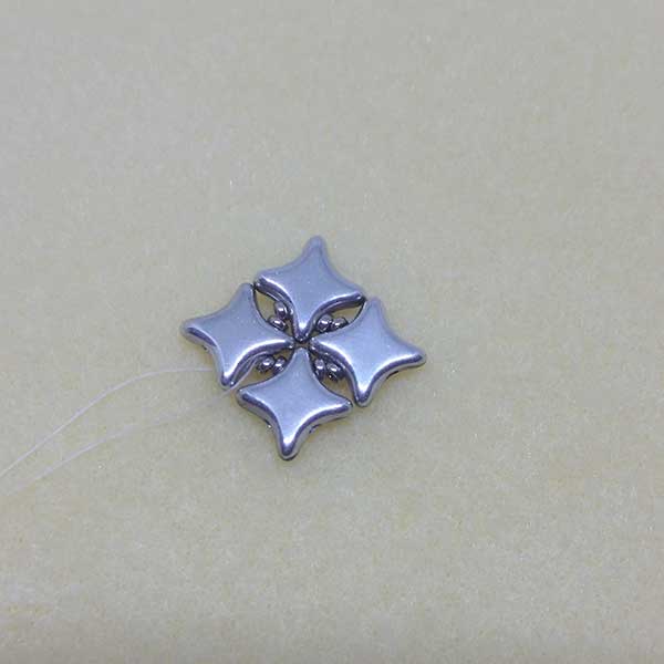 Boucles d'oreilles facile DIY avec des perles en verre Star beads : Etape 2