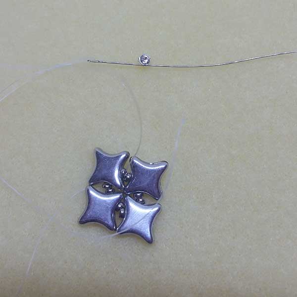 Boucles d'oreilles facile DIY avec des perles en verre Star beads : Etape 3