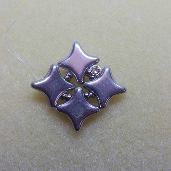 Boucles d'oreilles facile DIY avec des perles en verre Star beads : Etape 5