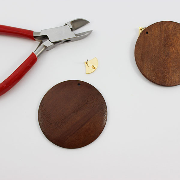 Grosses boucles d'oreilles XXL fantaisie en bois style ethnique : Etape 1 Grosses boucles d'oreilles XXL fantaisie en bois style ethnique : Etape 1