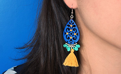 boucles d'oreilles bleu pompon moutarde tissage brickstitch final boucles d'oreilles bleu pompon moutarde tissage brickstitch final