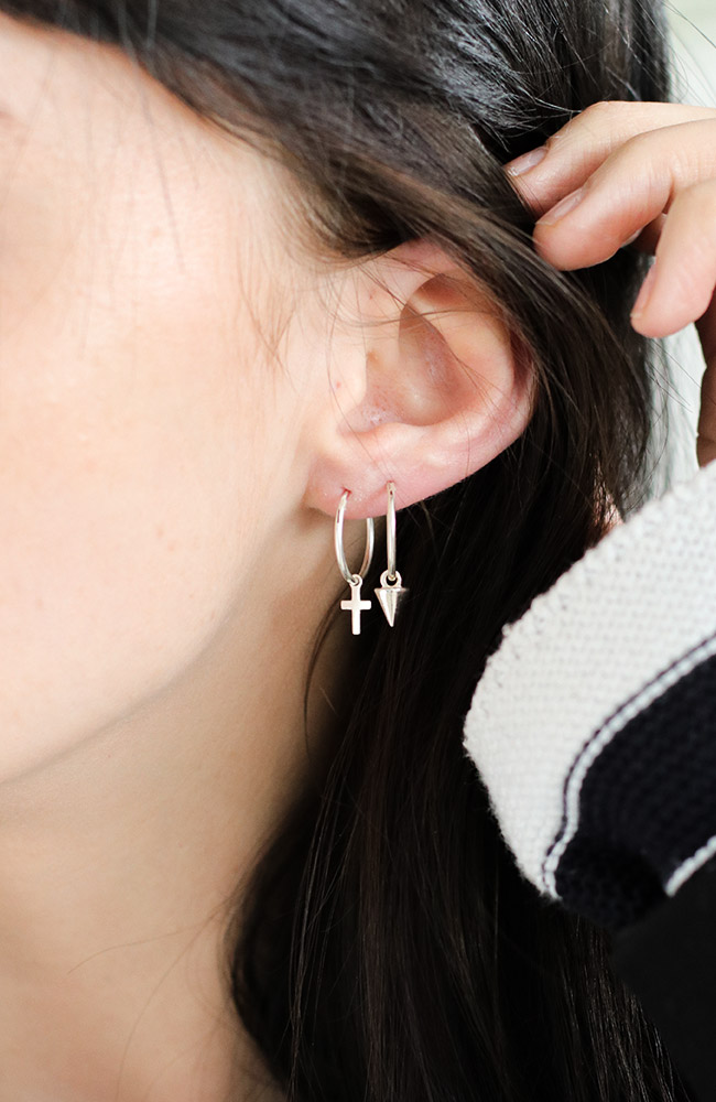 Schéma Petites boucles d’oreilles créoles argent 925 croix