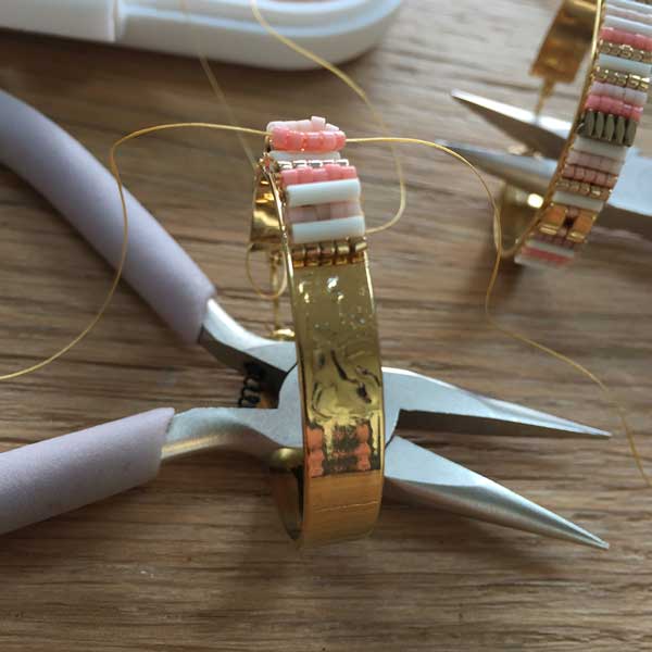 Boucles d'oreilles créoles DIY tissées avec perles de verre Miyuki Delicas, Bugles et Half Tila : Etape 6 Boucles d'oreilles créoles DIY tissées avec perles de verre Miyuki Delicas, Bugles et Half Tila : Etape 6