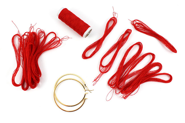 Créoles pompons rouges fait maison et sequins dorés : Etape 1 Créoles pompons rouges fait maison et sequins dorés : Etape 1