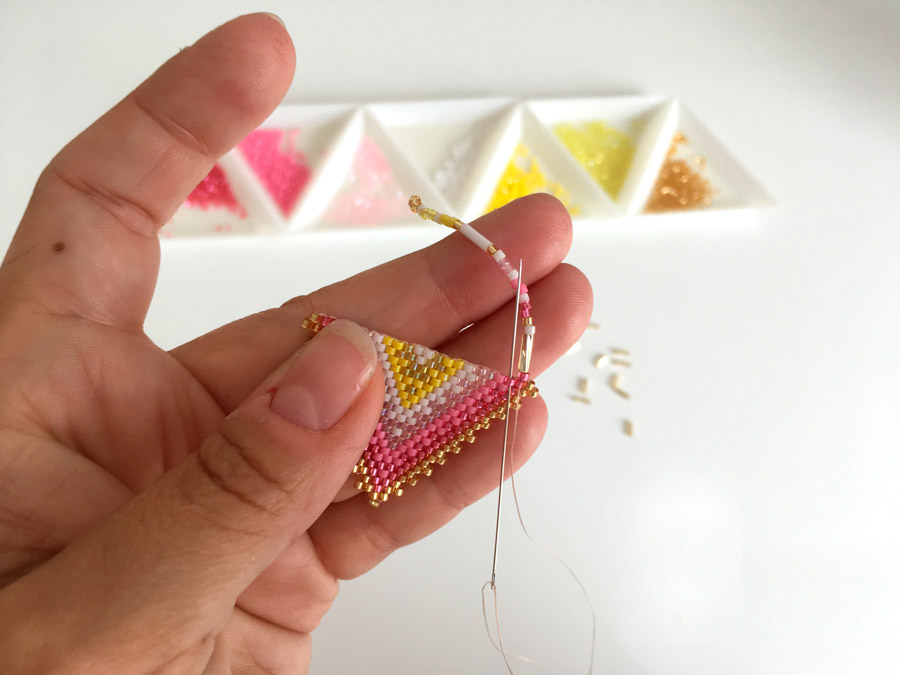 Boucles d'oreilles India avec des perles Miyuki et des sequins lisses : Etape 4