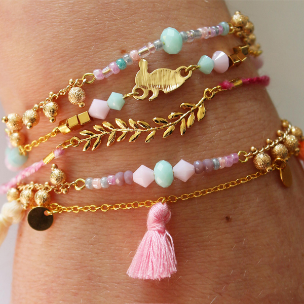 Bracelet Sorbet multirang avec breloques intercalaires dorées et rocailles Bracelet Sorbet multirang avec breloques intercalaires dorées et rocailles