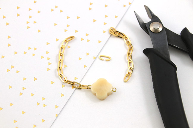 Tutoriel Bracelet facile en perle Tagua ivoire végétal trèfle et chaîne grosse maille : Etape 2