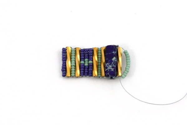 Bracelet tissage rectangle imitation Régalite et rocailles Miyuki : Etape 2 Bracelet tissage rectangle imitation Régalite et rocailles Miyuki : Etape 2